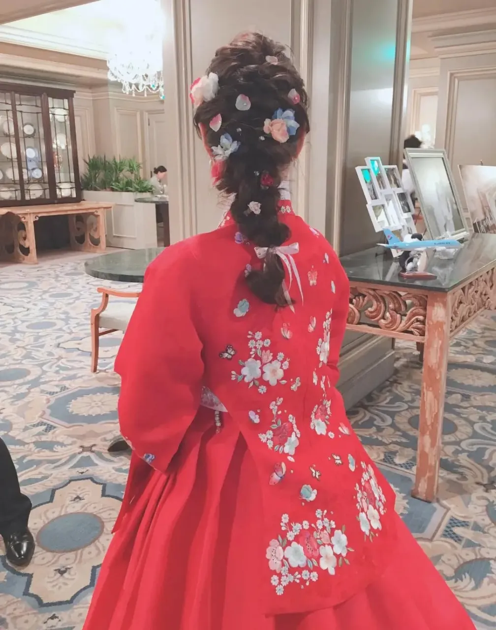 チョゴリもチマも美しい紅色…全身エレガントな新婦様…素敵な...