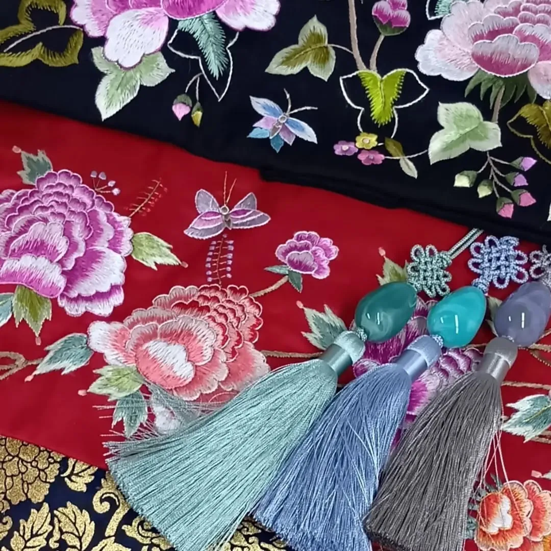 とても美しい手刺繍…昔から大切に大切に守られて来ている手刺繍...